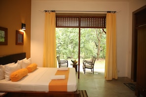 Family Quadruple Room | In-room safe, laptop workspace, soundproofing, free WiFi - Nildiyamankada Safari Lodge (Udawalawa)