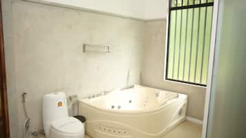 Family Quadruple Room | Bathroom | Shower, towels