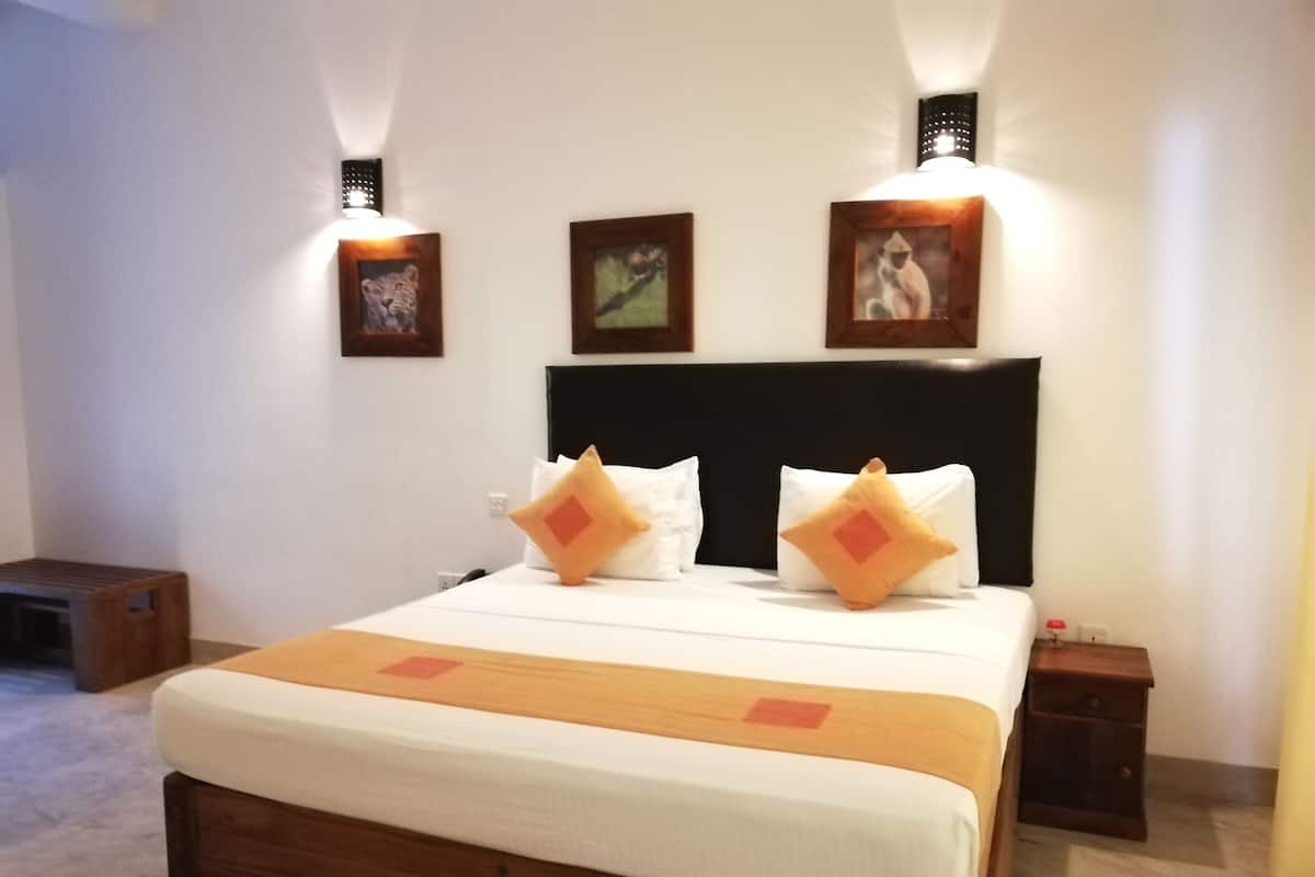 Standard Double Room | In-room safe, laptop workspace, soundproofing, WiFi (free)