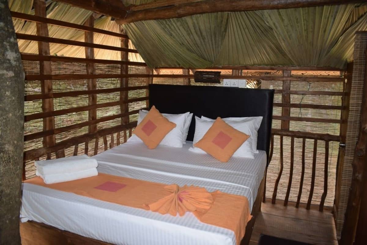 Romantic Tree House | In-room safe, laptop workspace, soundproofing, WiFi (free)