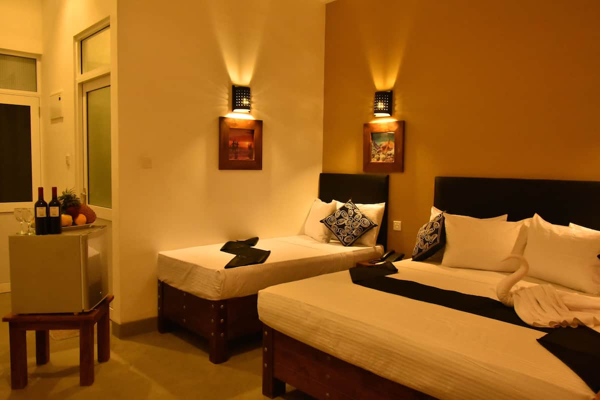 Deluxe Triple Room | In-room safe, laptop workspace, soundproofing, WiFi (free)