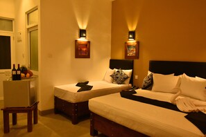 Chambre triple Deluxe | Coffre-fort, espace de travail pour ordinateurs portables