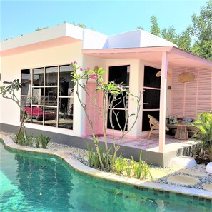 A modern house with a pool, large windows, and a covered patio area. - Flamingo Gili Trawangan (Gili Trawangan)