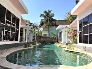 Una piscina al aire libre