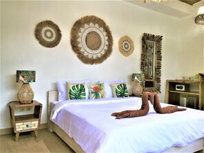 Tropical 1 | Minibar, brankas, meja kerja, dan tirai kedap cahaya