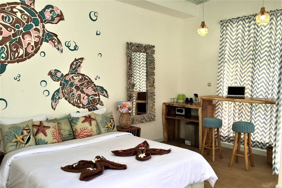 Phòng đôi có thiết kế đặc sắc | Minibar, két bảo mật tại phòng, bàn, màn/rèm cản sáng 