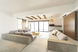 Premium Suite | Premium bedding, in-room safe, free WiFi, bed sheets