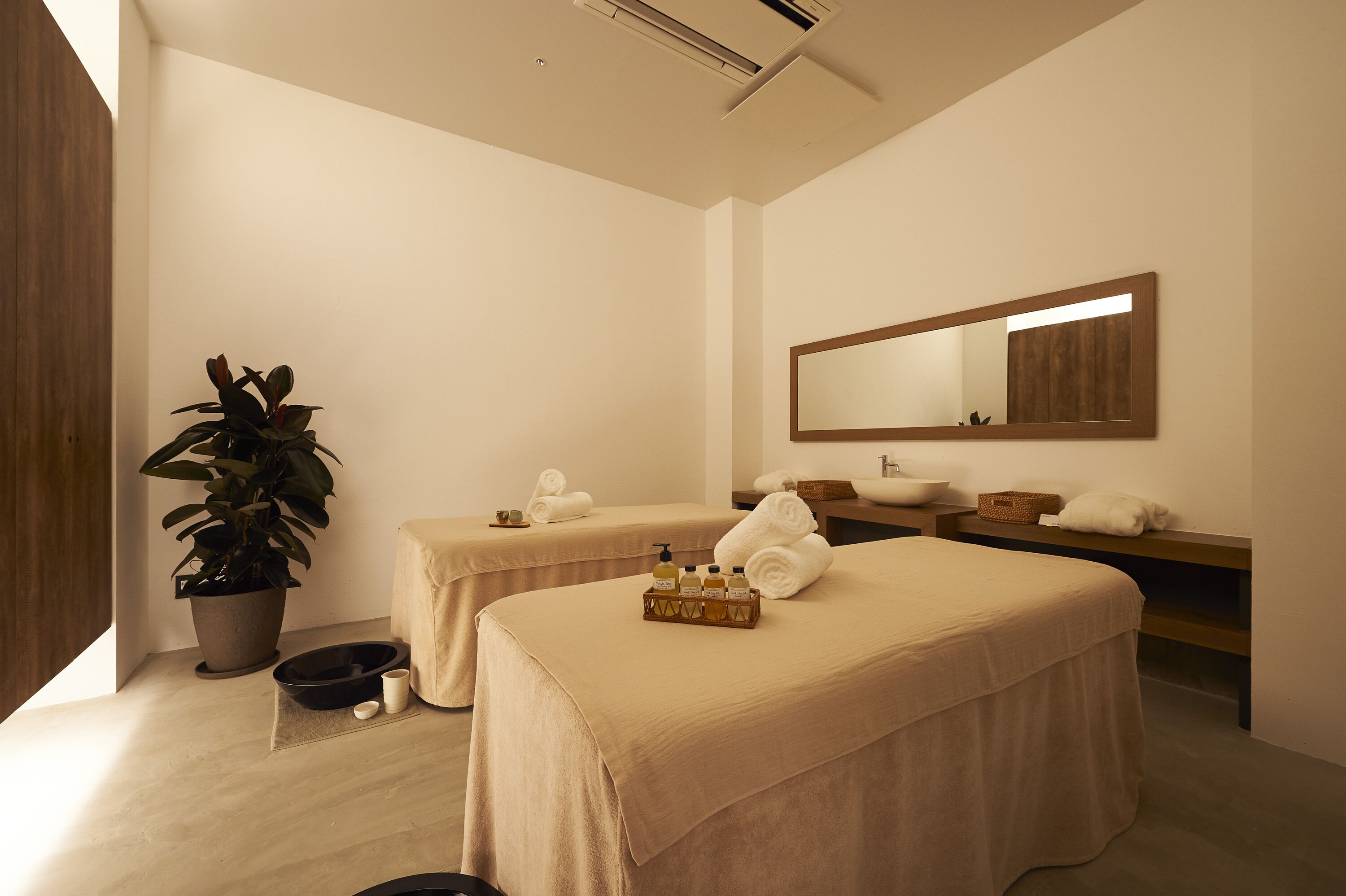 Couples treatment room(s), body treatments, aromatherapy