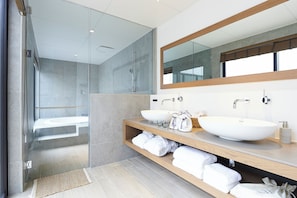 Premium bedding, in-room safe, free WiFi, bed sheets - Grand Bleu Gamin (Miyakojima)
