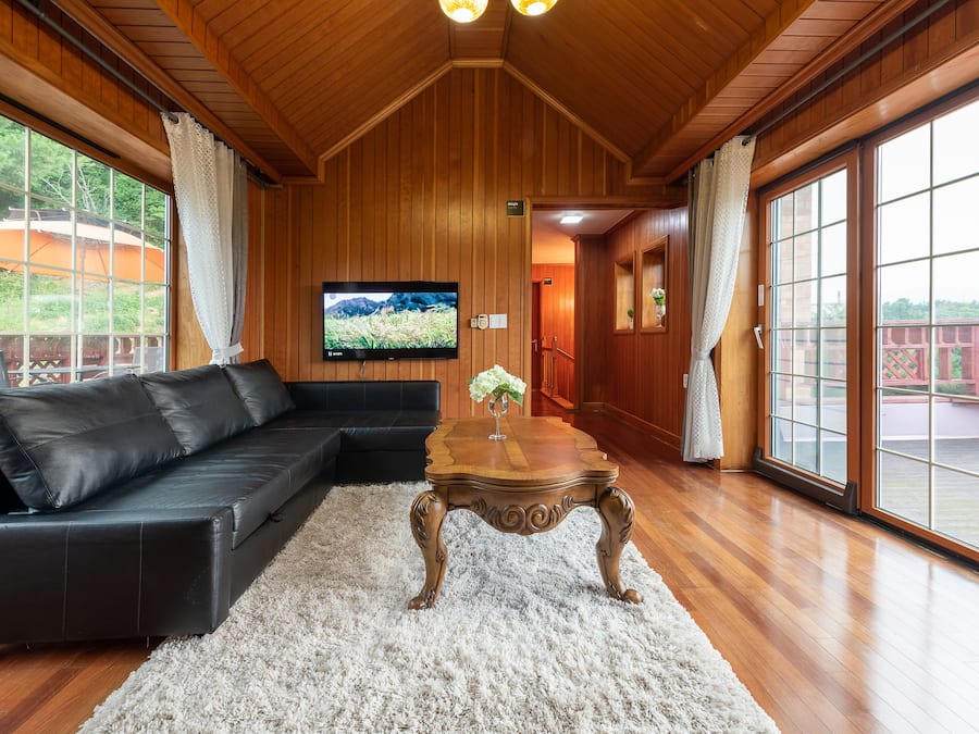 Casa | Zona de estar | Televisión de pantalla plana de 55 pulgadas con canales premium