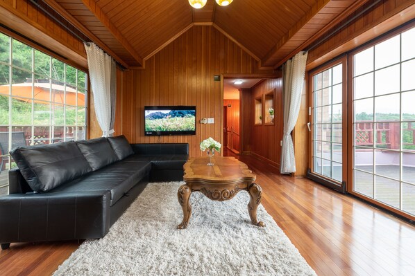 Maison | Coin séjour | Télévision à écran plat de 55 pouces avec chaînes thématiques