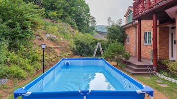 Una piscina al aire libre de temporada