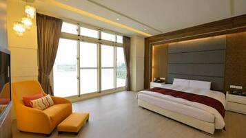 House (Flagship Property) | Desk, blackout drapes, free WiFi, bed sheets