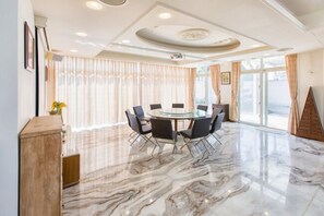 Free daily full breakfast 