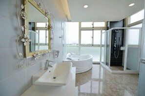 Casa (Flagship Property) | Banheiro | Chuveiro, produtos de toalete grátis, secador de cabelo, chinelos