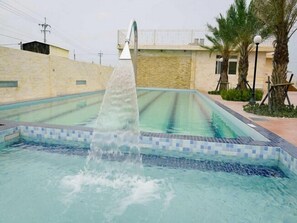 House (Four Season 2) | Private pool