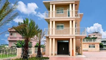 House (Four Season 1) | 1 bedroom, desk, blackout drapes, free WiFi