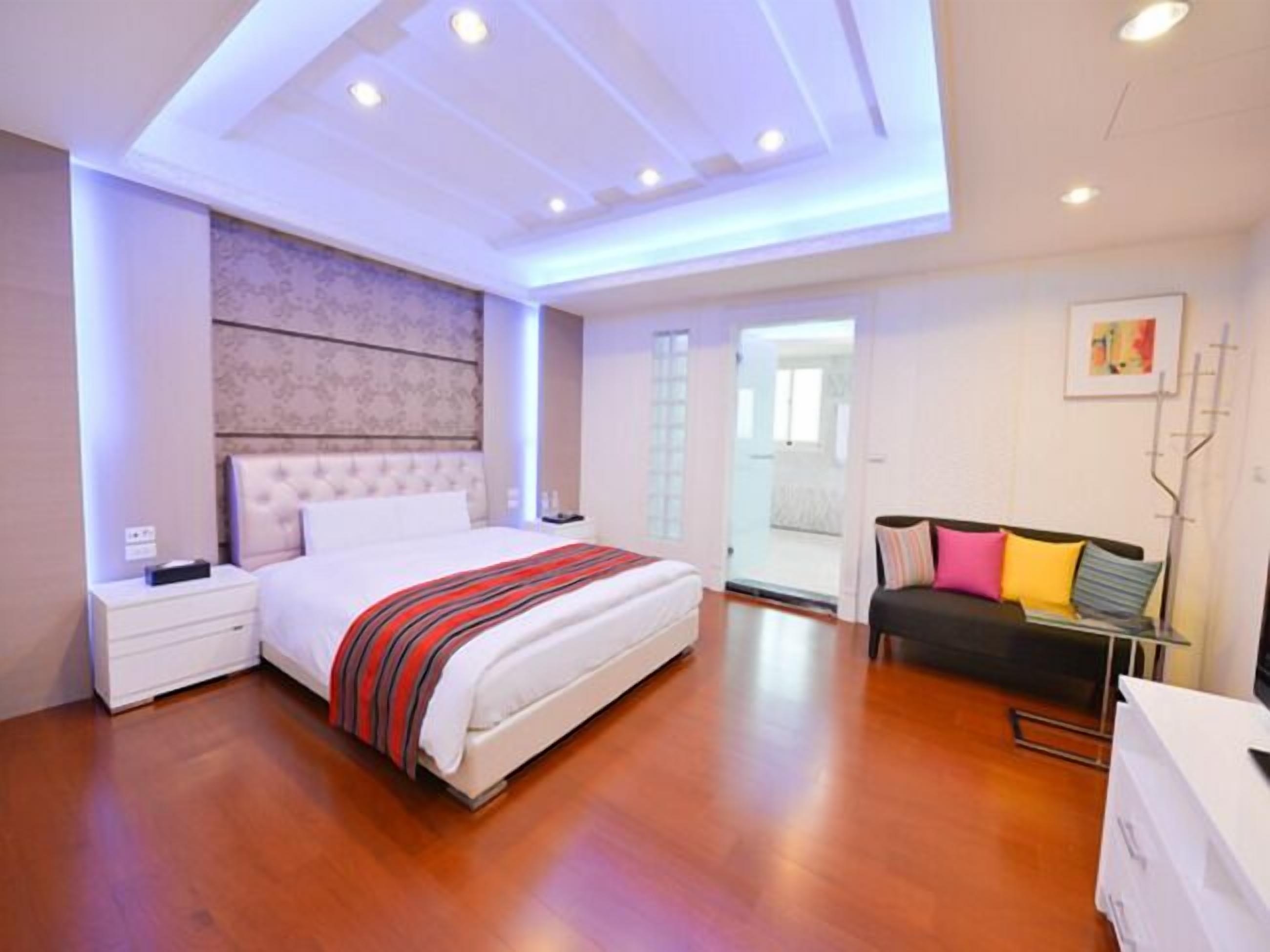 1 bedroom, desk, blackout curtains, free WiFi