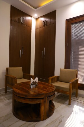 Escriptori i espai de treball apte per a portàtils 