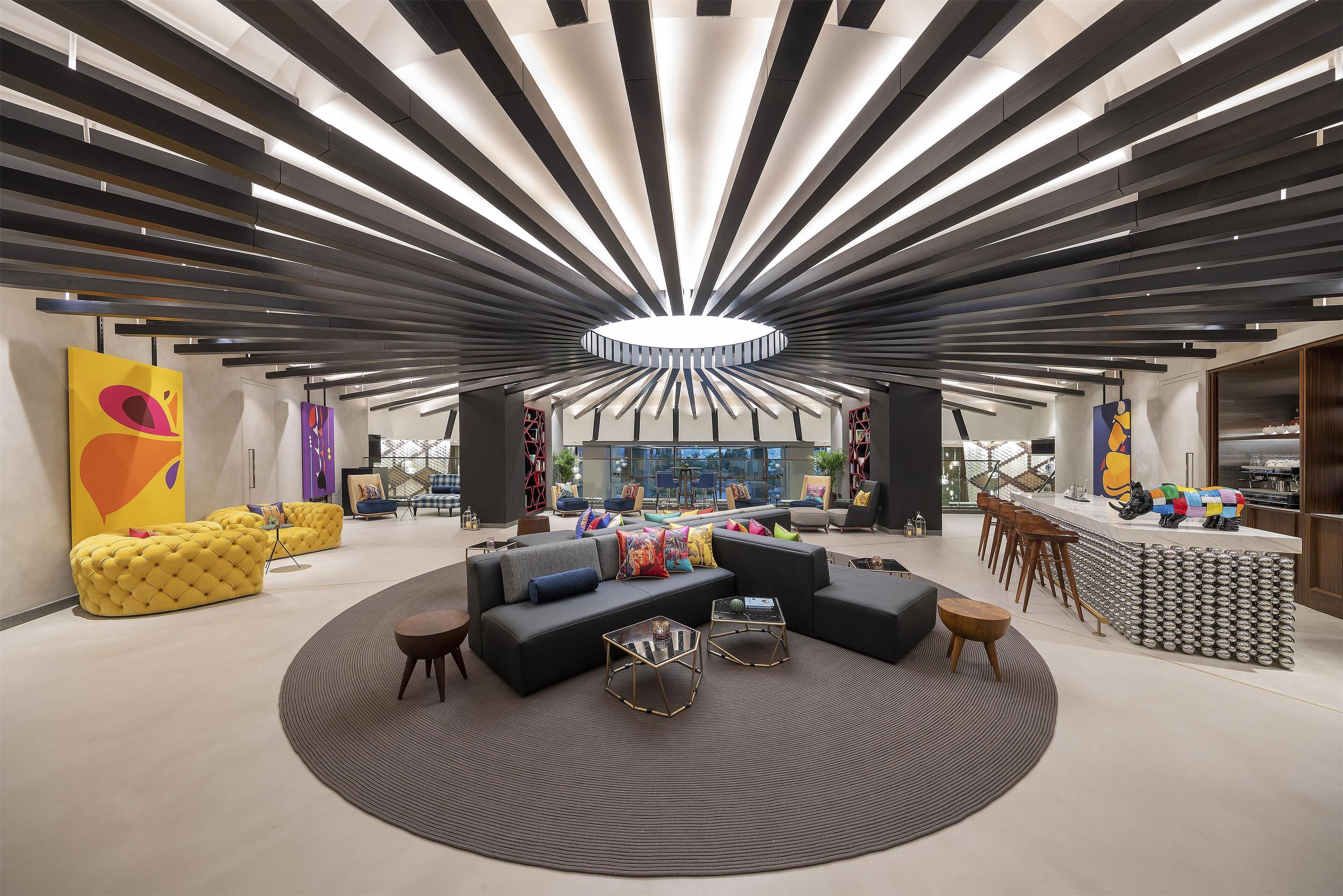 serves breakfast, lunch and dinner