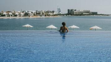 2 kolam renang outdoor dan sebuah infinity pool, dengan cabana gratis