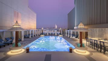 2 kolam renang outdoor dan sebuah infinity pool, dengan cabana gratis