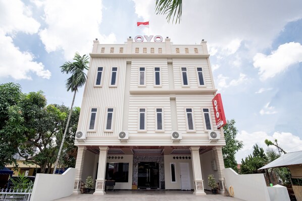 A building with a sign reading "OYO" and a flag above it.