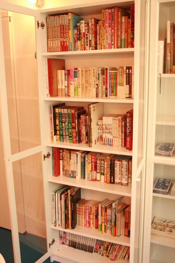 Una estantería llena de libros diversos.
