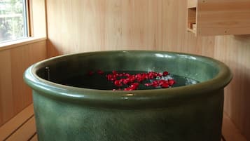 Suite, vista al jardín | Baño | Amenidades de baño gratuitas, secadora de cabello, pantuflas