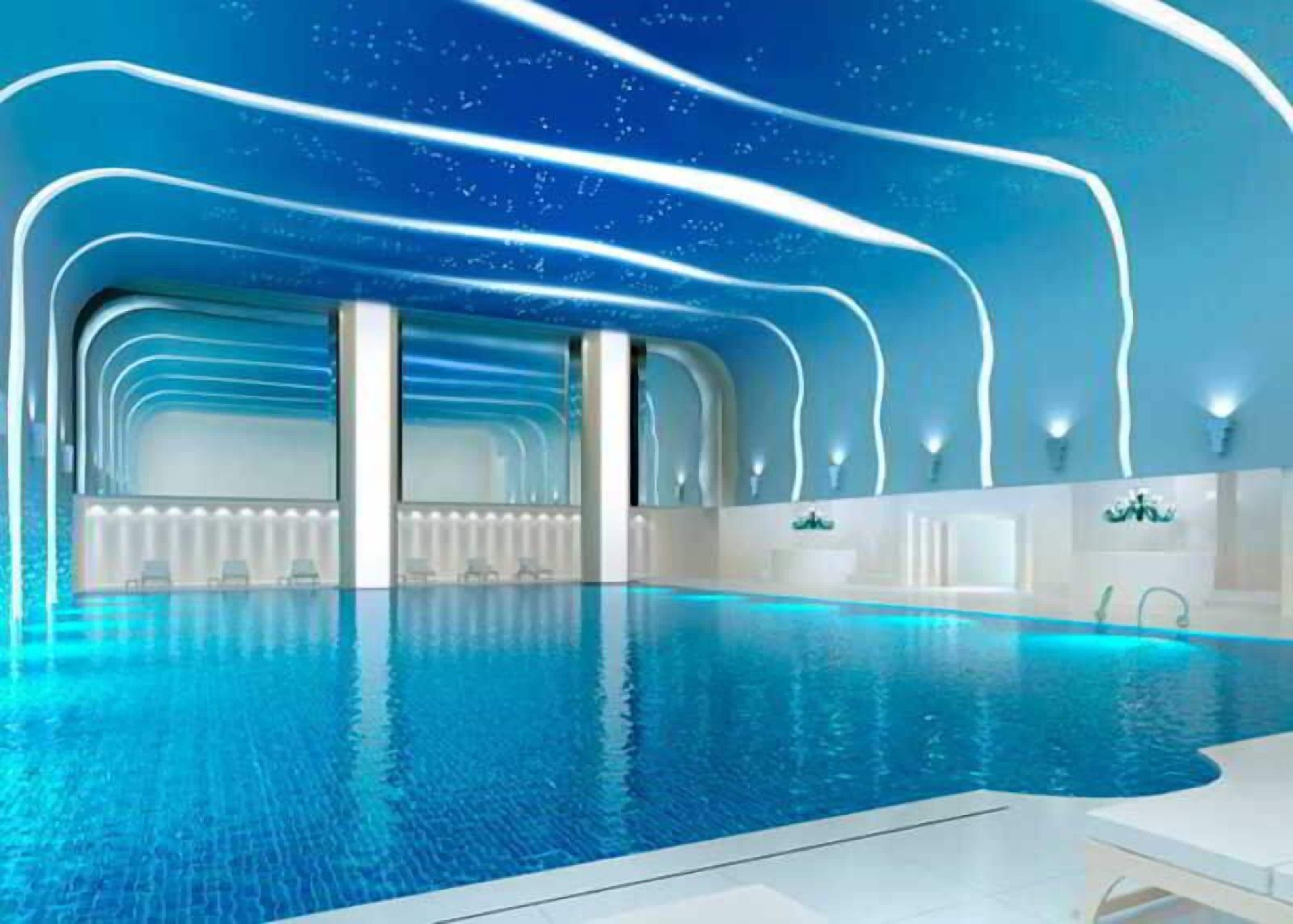 Una piscina cubierta