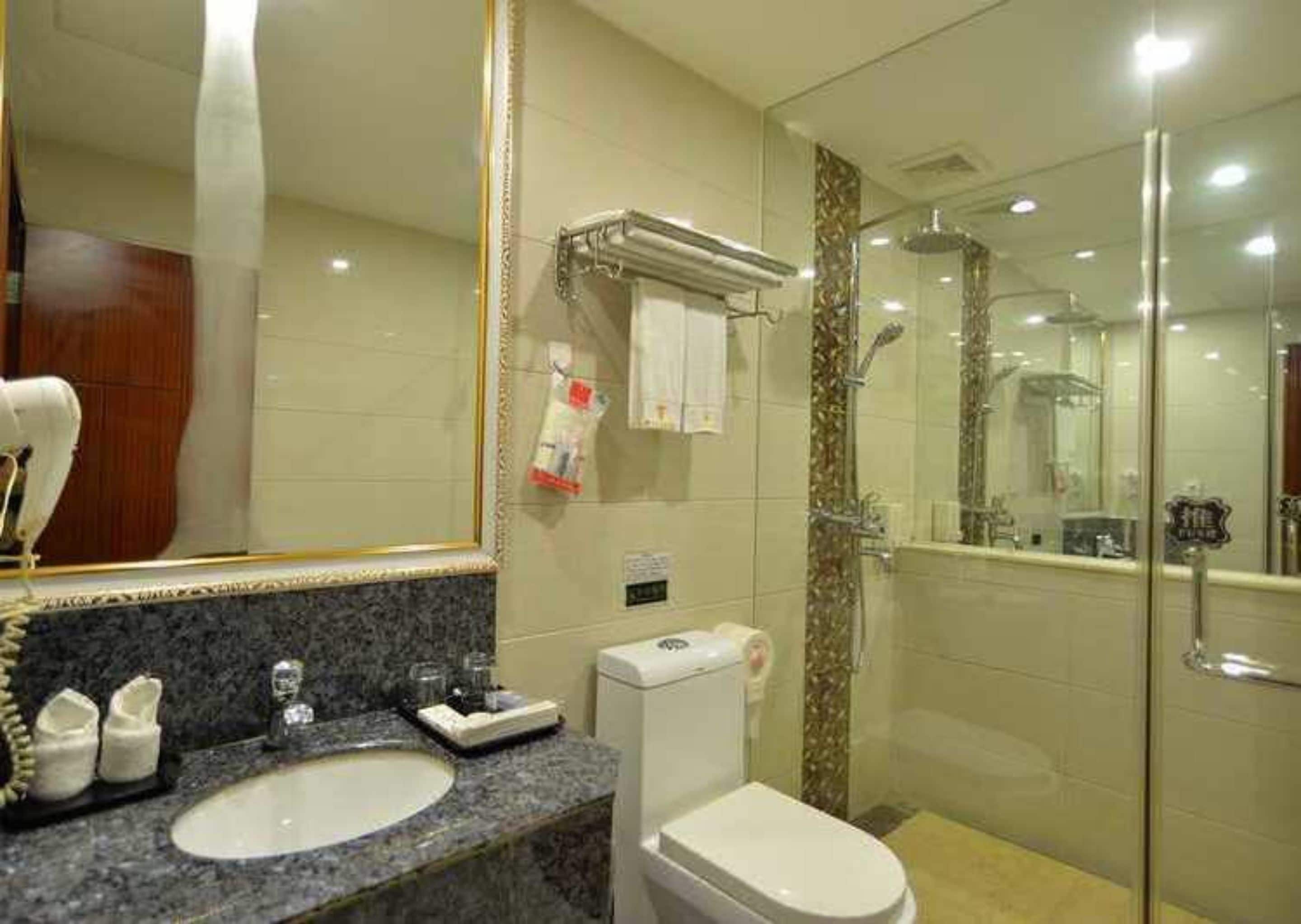 Deluxe Twin kamer | Badkamer | Een douche, gratis toiletartikelen, een haardroger, pantoffels