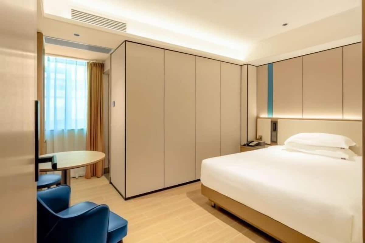 Minibar, in-room safe, free WiFi, bed sheets