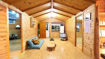 Room (40PY, Extra Person Fee 10000 on spot) | Living room | TV