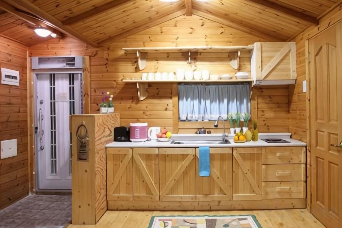Private kitchen | Fridge, microwave, stovetop, electric kettle