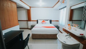 Kamar Double Standar | Meja kerja, Wi-Fi gratis, dan seprai linen