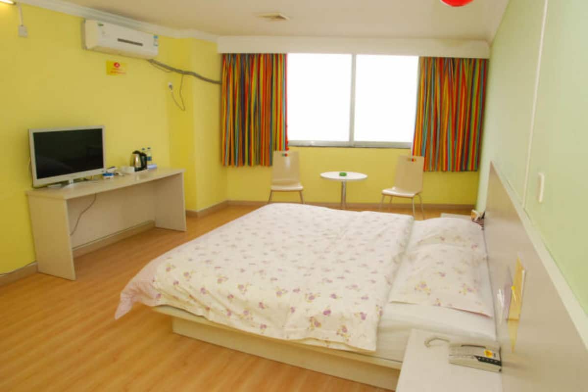 Desk, blackout curtains, free WiFi