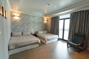 Habitación cuádruple básica | Escritorio, wifi gratis, ropa de cama