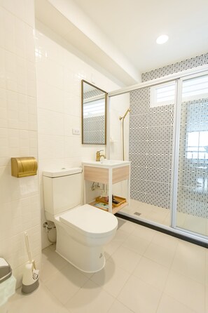 Economy tweepersoonskamer, gemeenschappelijke badkamer | Badkamer | Gratis toiletartikelen, een haardroger, pantoffels, handdoeken
