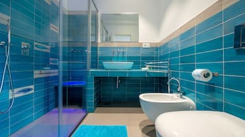 Superior kamer, balkon (102) | Badkamer | Een douche, een regendouche, gratis toiletartikelen, een haardroger