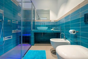Chambre supérieure, balcon (102) | Salle de bain | Douche, douche cascade, articles de toilette (gratuits)