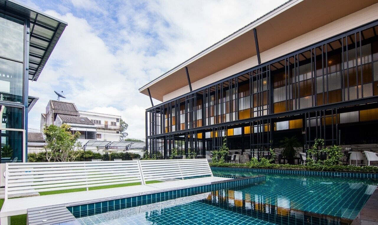 Piscina externa, espreguiçadeiras