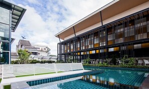 Utendørsbasseng og solsenger