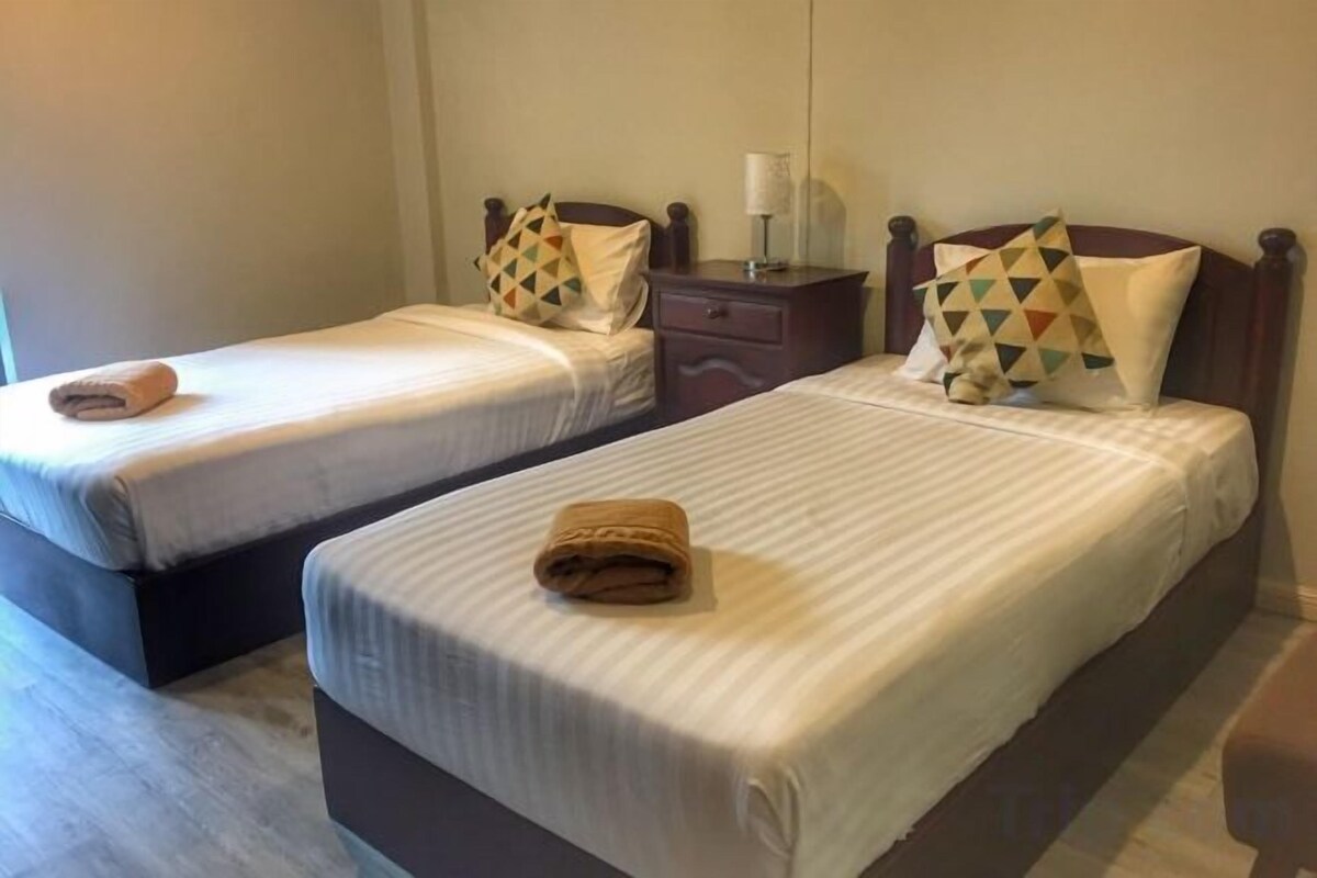 Escritorio, wifi gratis y ropa de cama 