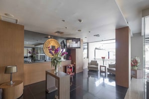 Lobby sitting area - Aswin Hotel Makassar (Makassar)