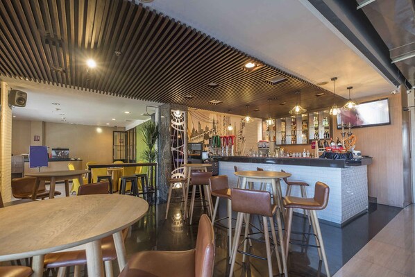 Bar (on property) - Aswin Hotel Makassar (Makassar)