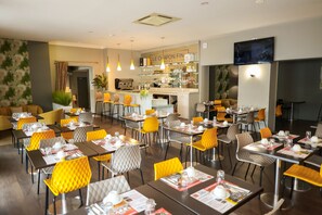 Desayuno buffet diario (EUR 14 por persona)