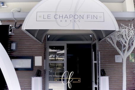 Entrée de l’hébergement. Hôtel Le Chapon Fin
