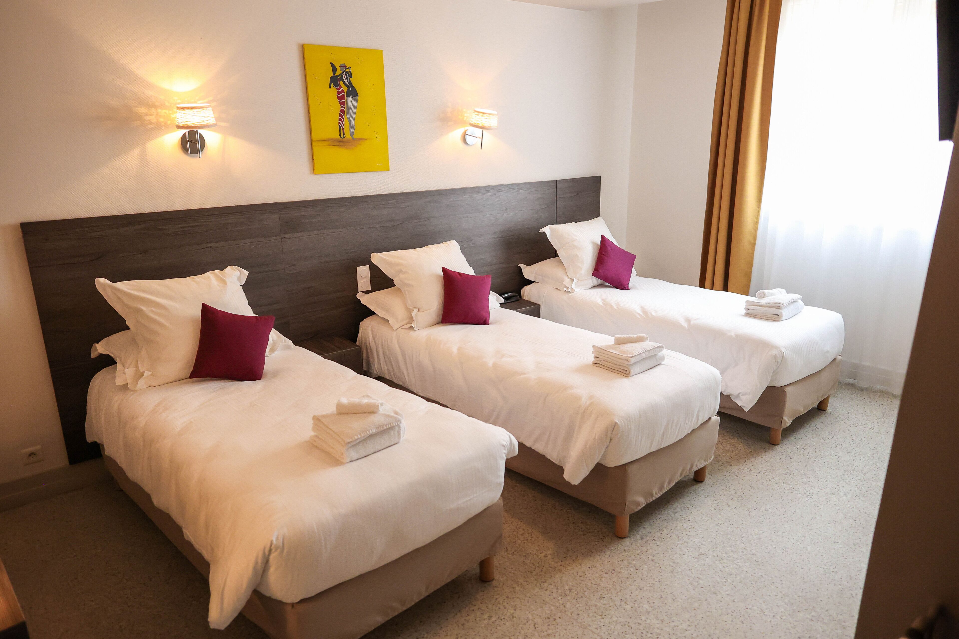 高档床上用品、记忆海绵床垫、客房内保险箱、办公桌