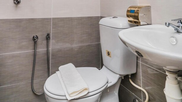 Un baño moderno con ducha, inodoro y lavamanos.