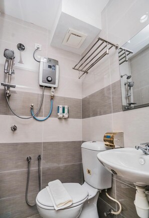 Dusche, Regendusche, Haartrockner, Hausschuhe